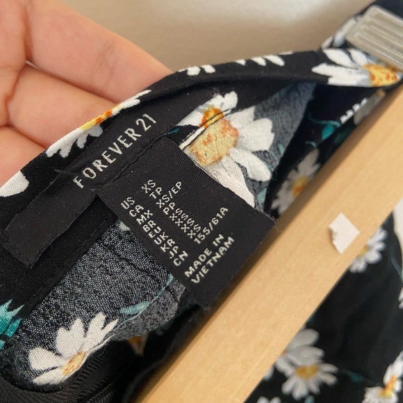 F21 Daisy print black skater skirt - Picture 3 of 8
